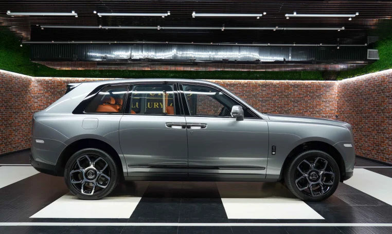 Rolls-Royce Cullinan in Jubilee Silver for Sale