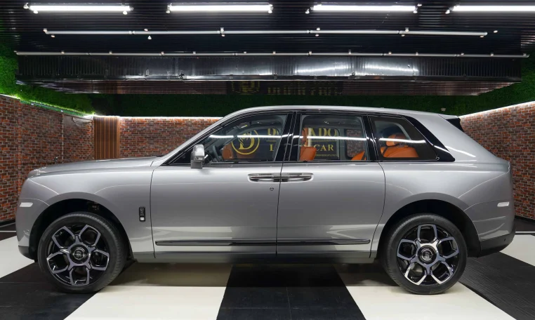 Rolls-Royce Cullinan in Jubilee Silver for Sale in Dubai