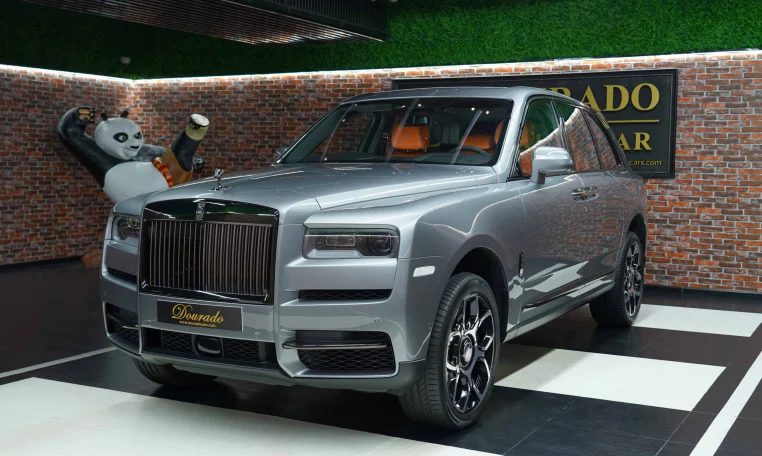 Rolls-Royce Cullinan in Jubilee Silver for Sale in UAE