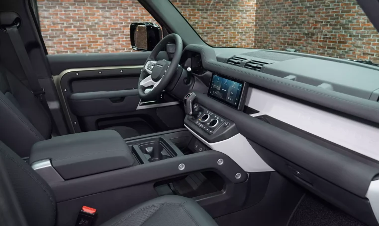 Land Rover Defender P400 SE 2023 Luxury in Elegant Green for sale in Dubai