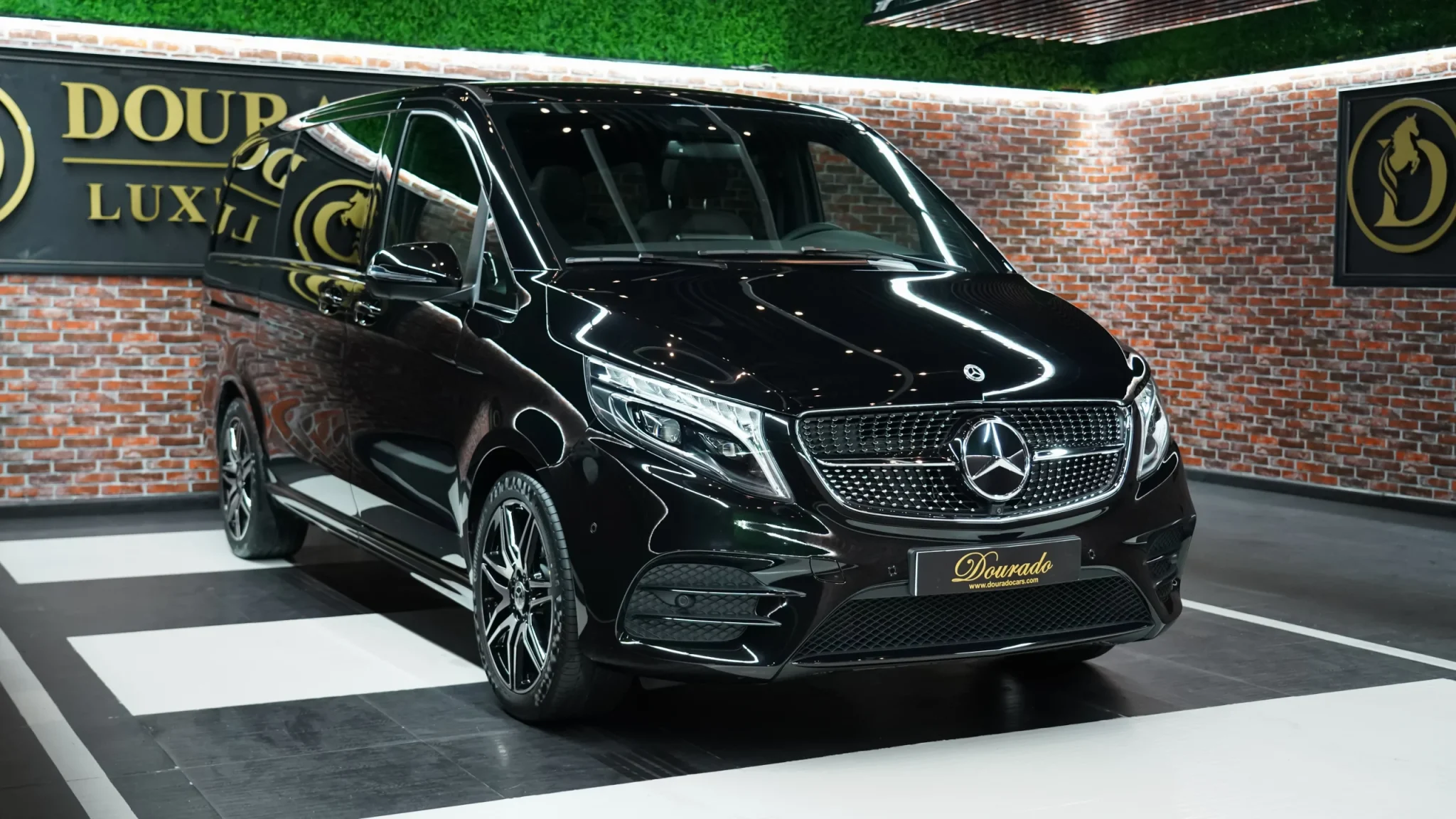 Mercedes-Benz V250 in Metalic Black for Sale