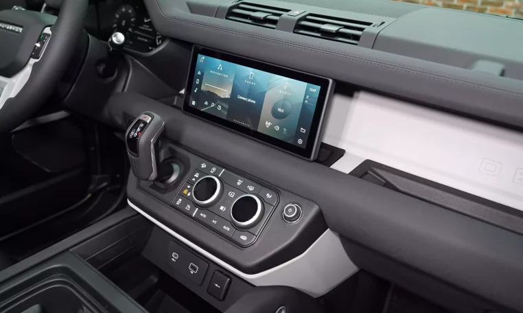 Land Rover Defender P400 SE 2023 Luxury in Elegant Green for sale in UAE