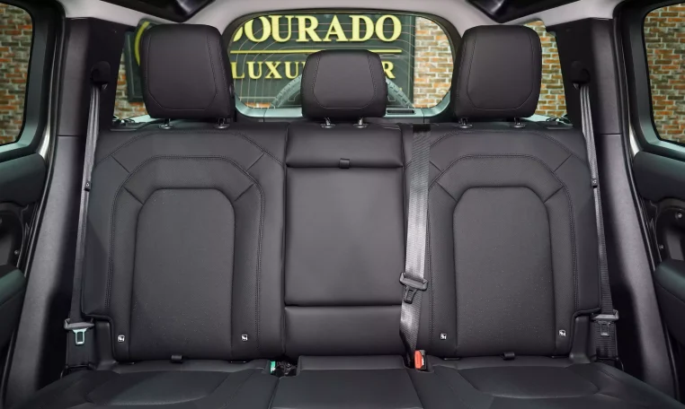 Land Rover Defender P400 SE 2023 Luxury in Elegant Green