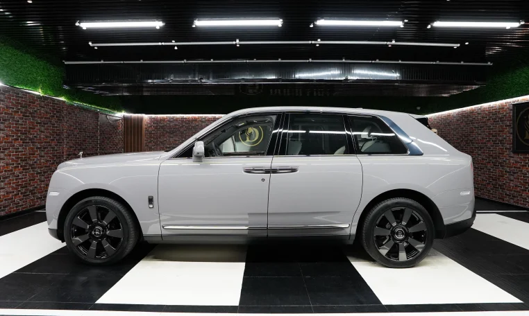 Rolls Royce Cullinan Silver for Sale in Dubai