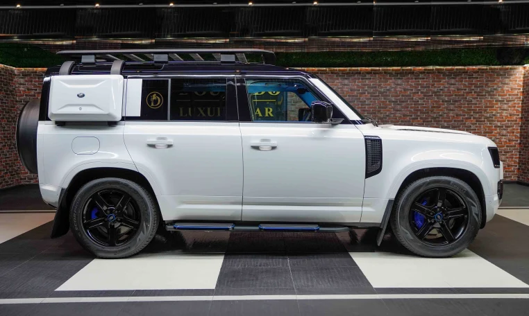 Land Rover Defender 110 P400 SE in White Luxury car for sale