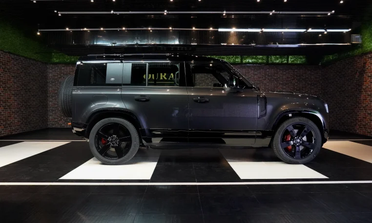 Land Rover Defender in Grey Seller in Dubai