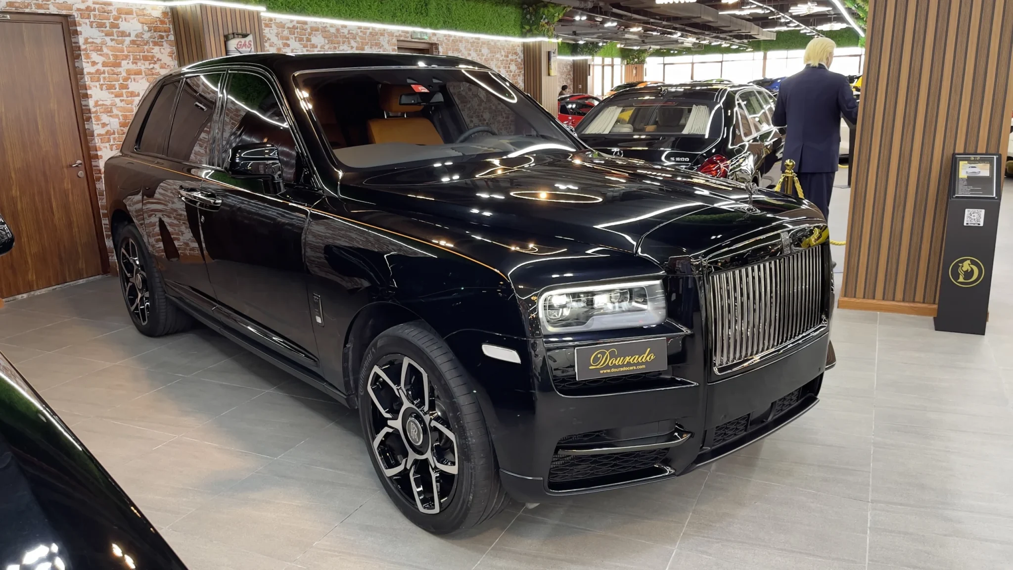 Rolls Royce Cullinan in Black for Sale in Dubai