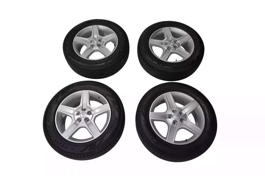 Land Rover Defender 20 Pirelli Tyres Defender Silver OEM L8B2-1007-JB for sale in Dubai