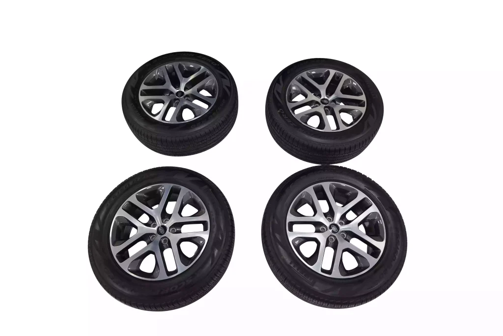 Land Rover Defender 20 Pirelli Tyres Defender Silver OEM L8BMCA for sale in dubai