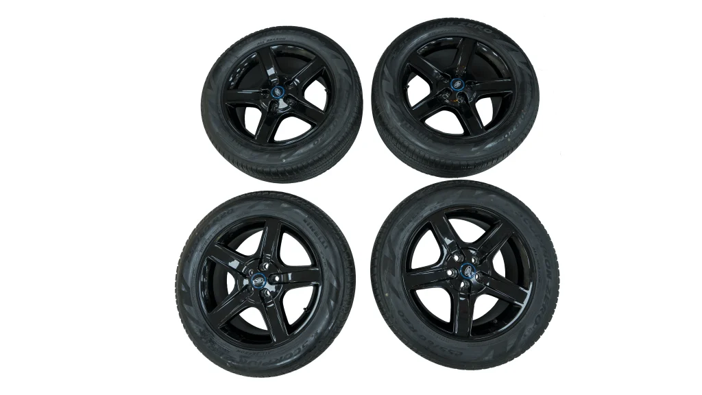 Land Rover Pirelli Tyres Defender Set Black & Blue OEM L8B2-1007-JA for sale in dubai-1