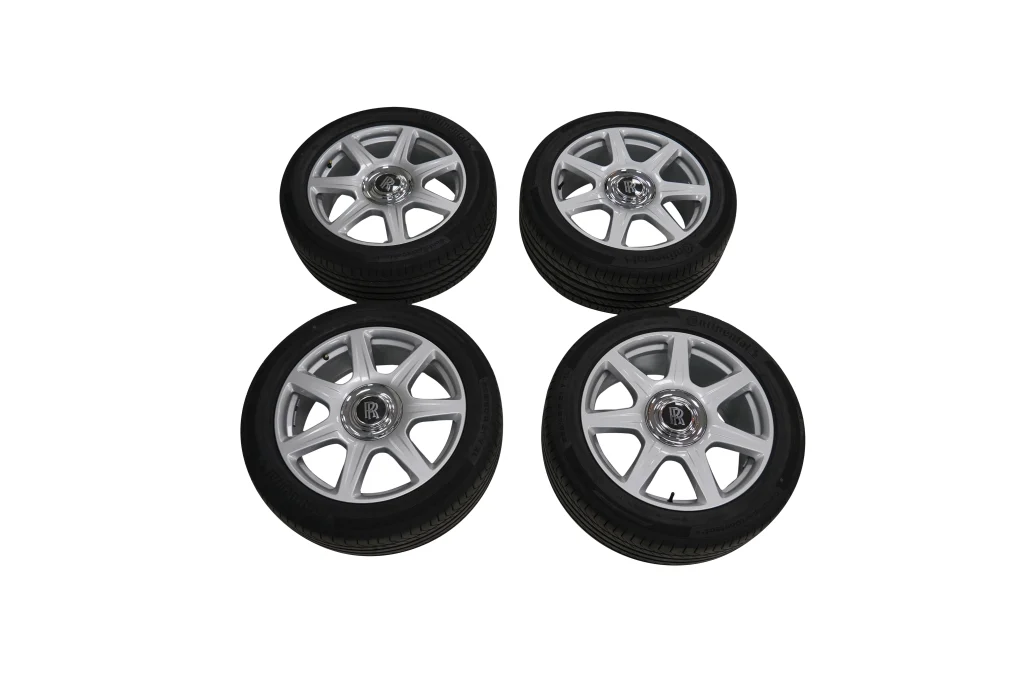 ROLLS ROYCE CULLINAN Original Tires with Rims and Bolts Silver for sale in dubai