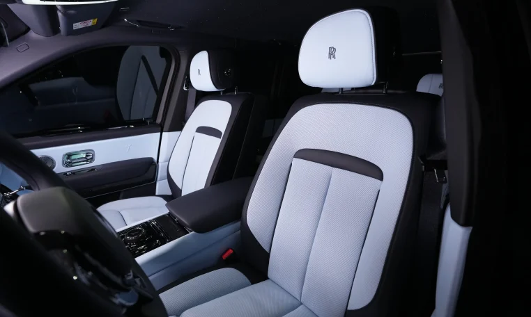 Rolls Royce Cullinan Black Badge in Blue Midnight Sapphire